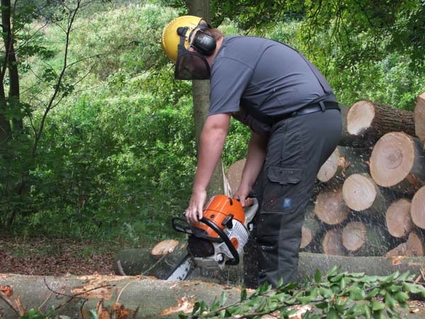 Man met kettingzaag